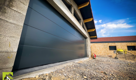 INSTALLATION D'UNE PORTE SECTIONNELLE MOTORISEE À CHAMPIER