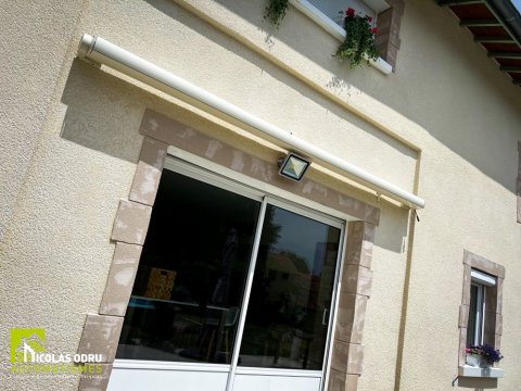 Installation d'un store bannes à Châtonnay